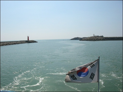 계마항(전남 영광군 홍농읍)에서 송이도로 출발하는 여객선 안에서 본 바다 